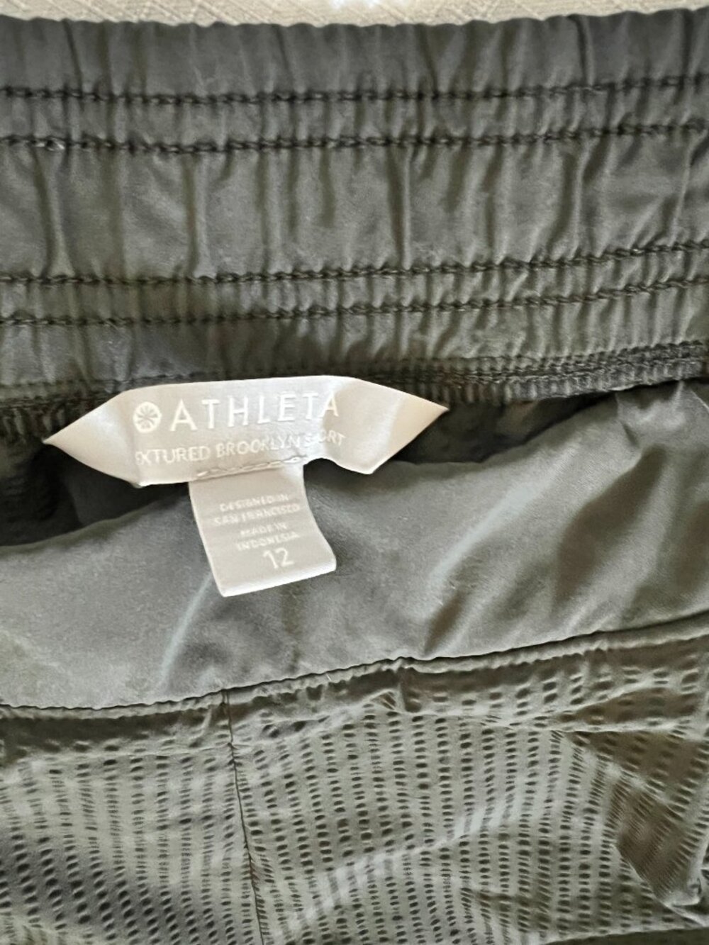 Athleta Textured Brooklyn Short 4" Dark Olive Green Travel Hiking Shorts Size 12 - Picture 3 of 6